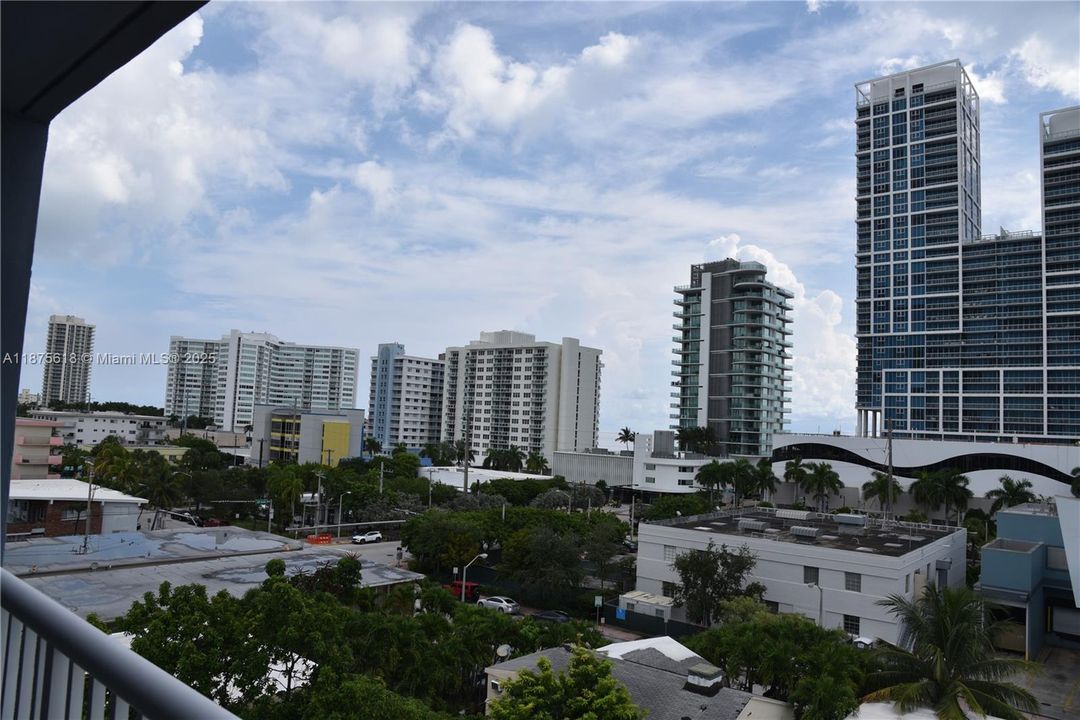 Active With Contract: $294,900 (2 beds, 2 baths, 1175 Square Feet)