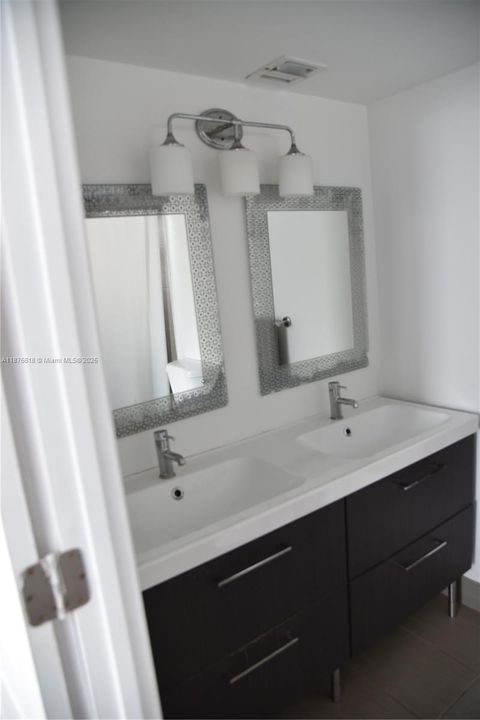 Active With Contract: $294,900 (2 beds, 2 baths, 1175 Square Feet)