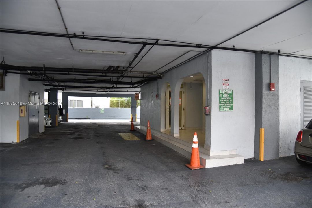 Active With Contract: $294,900 (2 beds, 2 baths, 1175 Square Feet)