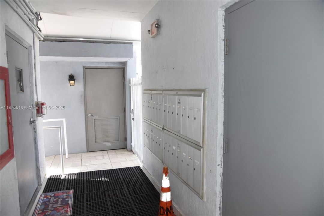 Active With Contract: $294,900 (2 beds, 2 baths, 1175 Square Feet)