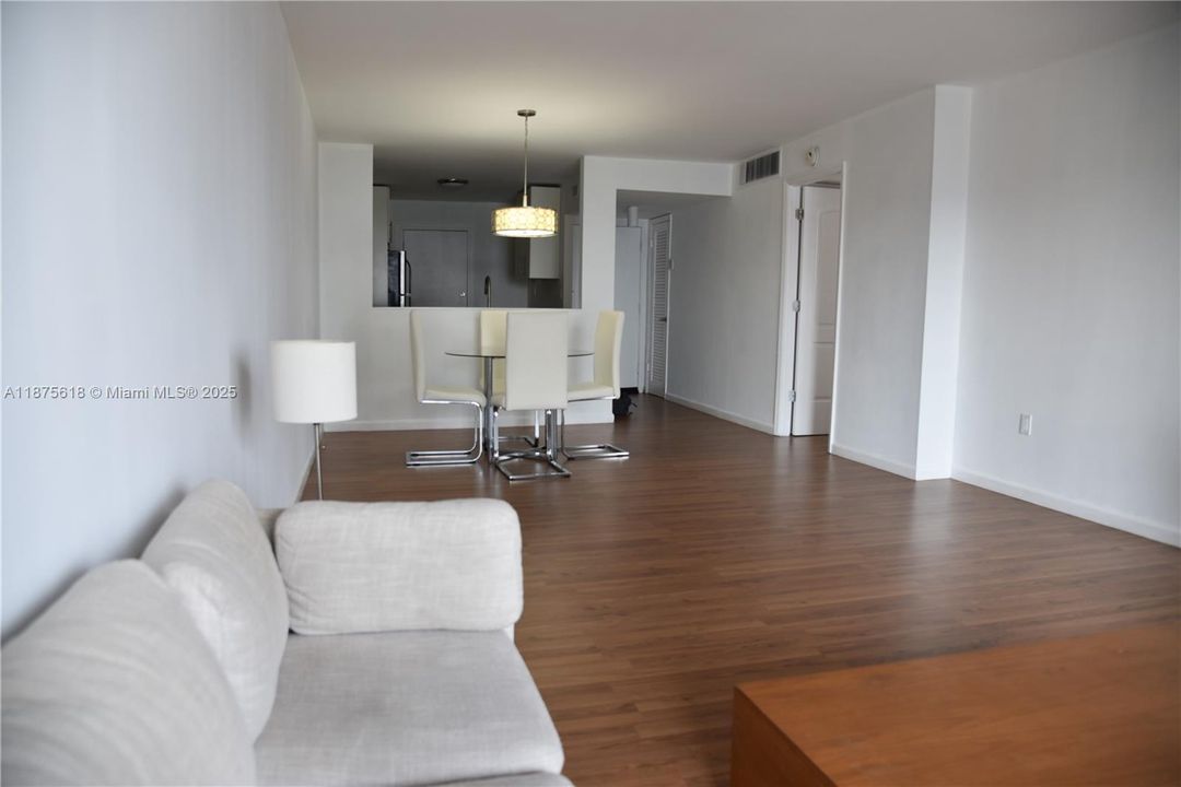 Active With Contract: $294,900 (2 beds, 2 baths, 1175 Square Feet)