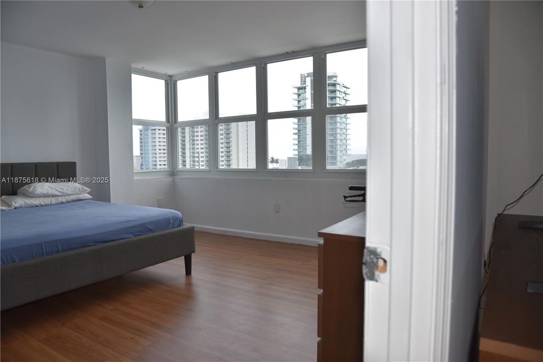 Active With Contract: $294,900 (2 beds, 2 baths, 1175 Square Feet)