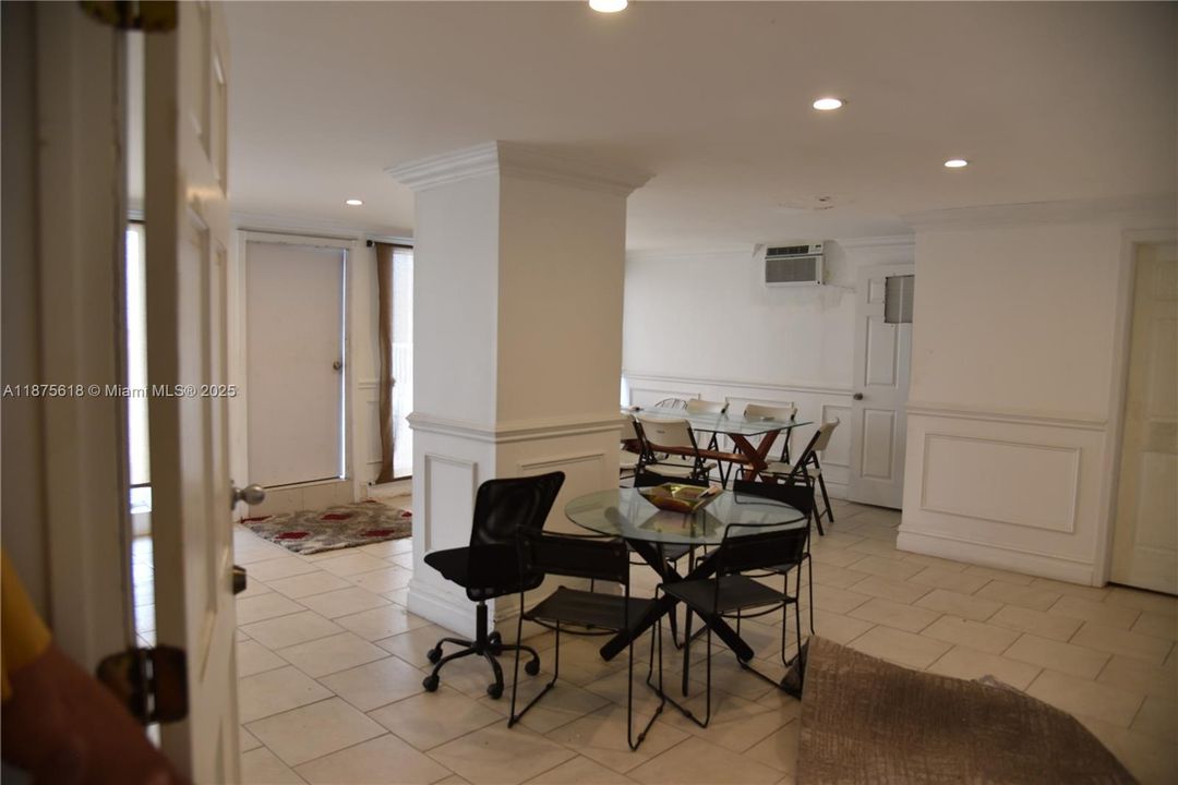 Active With Contract: $294,900 (2 beds, 2 baths, 1175 Square Feet)