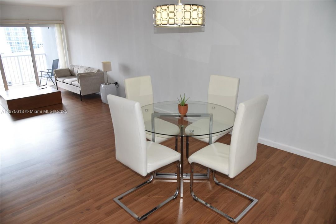 Active With Contract: $294,900 (2 beds, 2 baths, 1175 Square Feet)