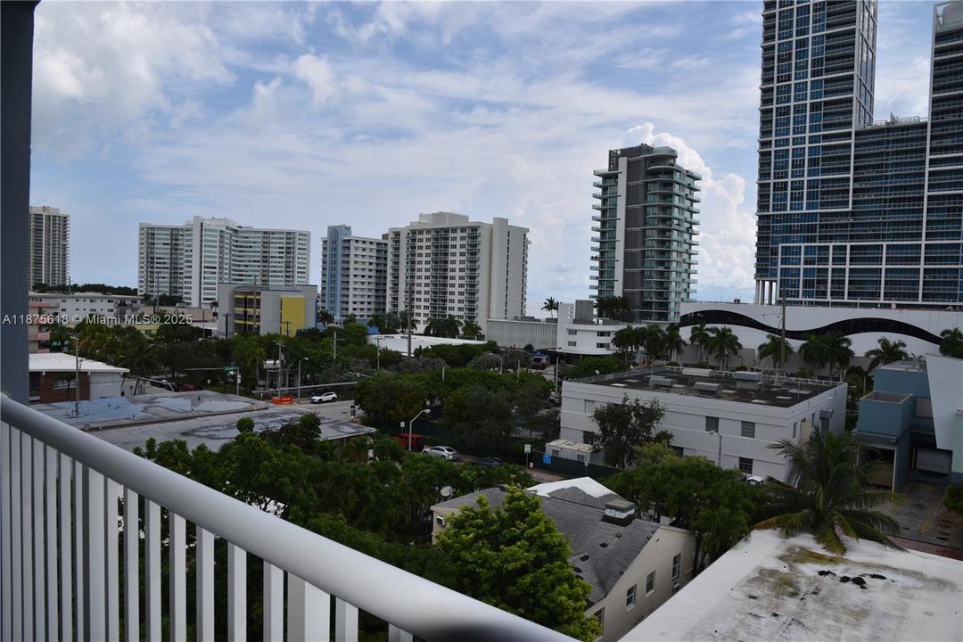 Active With Contract: $294,900 (2 beds, 2 baths, 1175 Square Feet)