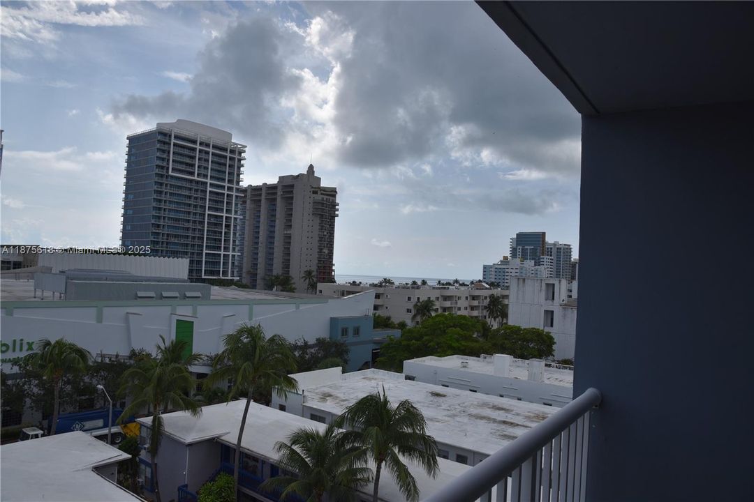 Active With Contract: $294,900 (2 beds, 2 baths, 1175 Square Feet)