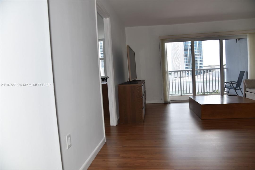 Active With Contract: $294,900 (2 beds, 2 baths, 1175 Square Feet)