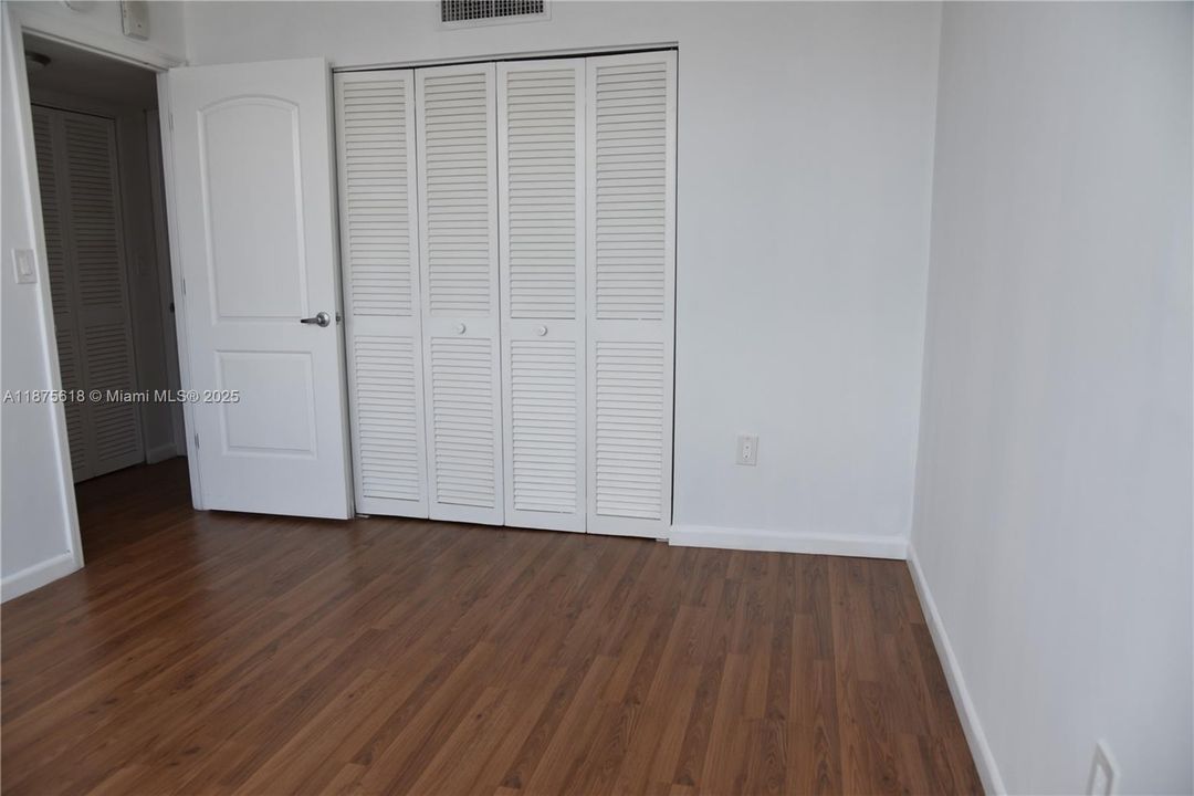 Active With Contract: $294,900 (2 beds, 2 baths, 1175 Square Feet)