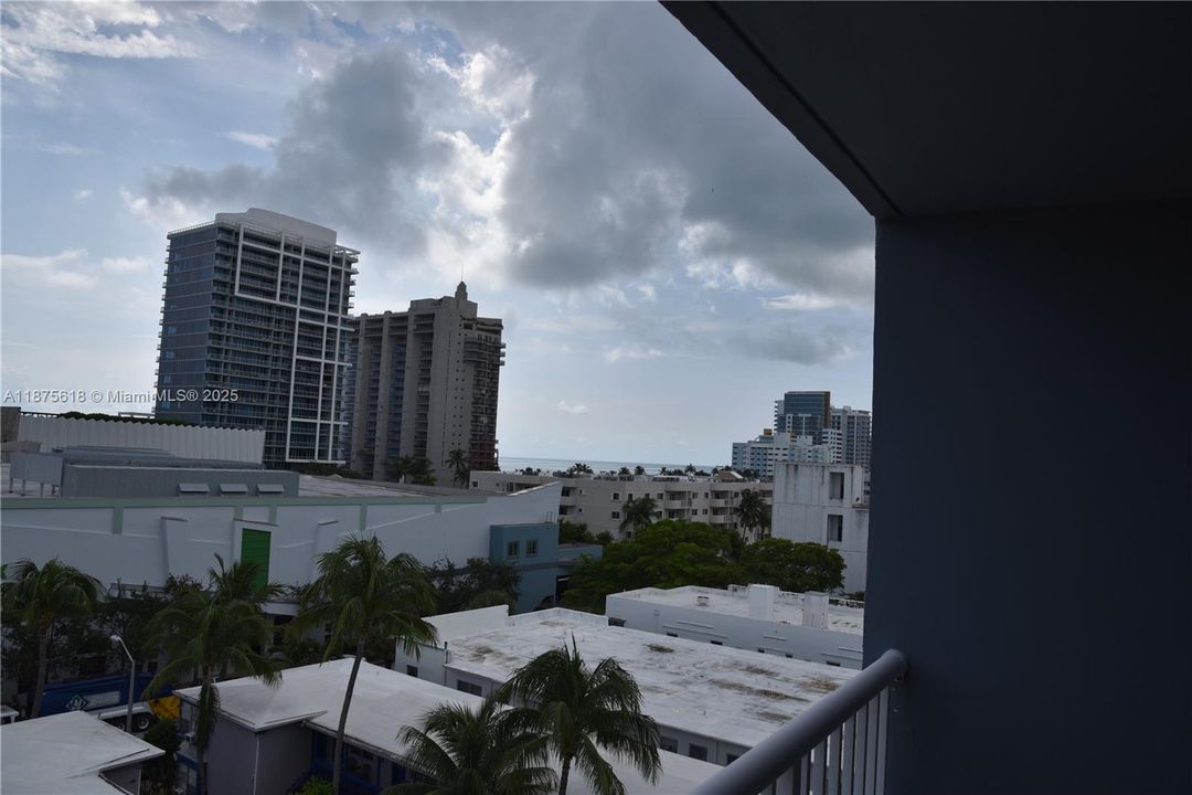 Active With Contract: $294,900 (2 beds, 2 baths, 1175 Square Feet)