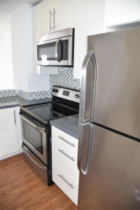 Active With Contract: $294,900 (2 beds, 2 baths, 1175 Square Feet)