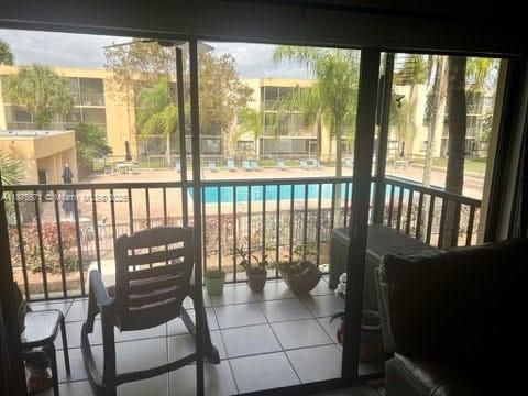 Под контрактом: $200,000 (2 спален, 2 ванн, 985 Квадратных фут)