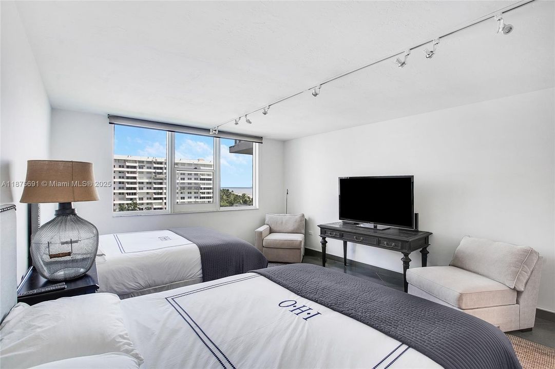 For Sale: $989,000 (1 beds, 1 baths, 1133 Square Feet)