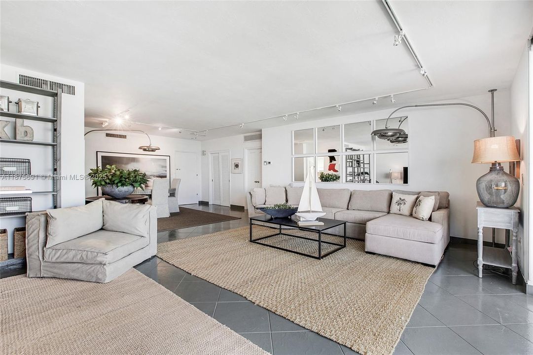 For Sale: $989,000 (1 beds, 1 baths, 1133 Square Feet)