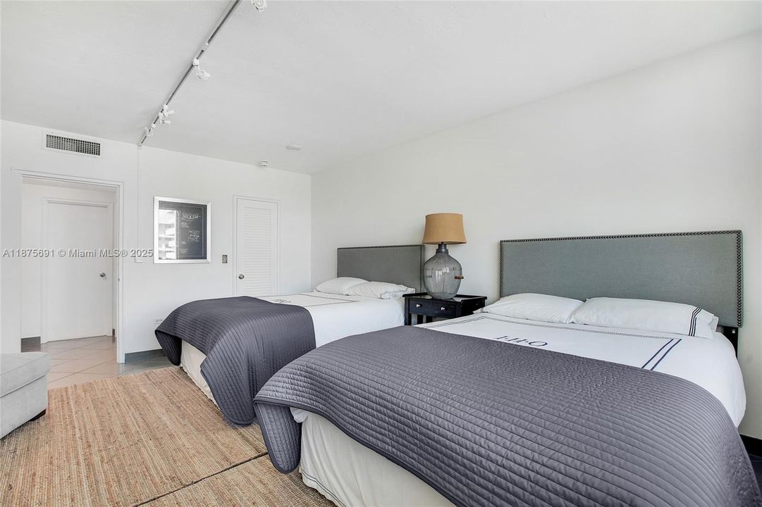 For Sale: $989,000 (1 beds, 1 baths, 1133 Square Feet)