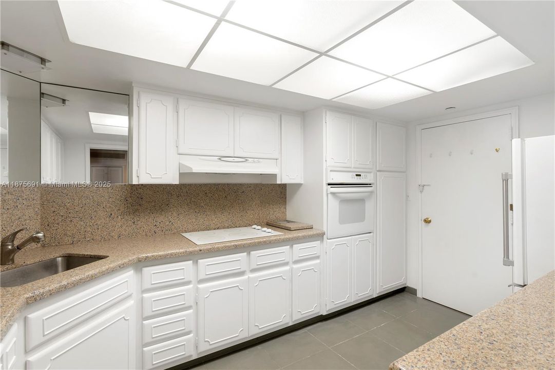 For Sale: $989,000 (1 beds, 1 baths, 1133 Square Feet)