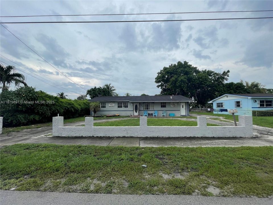 Под контрактом: $449,999 (5 спален, 3 ванн, 2318 Квадратных фут)