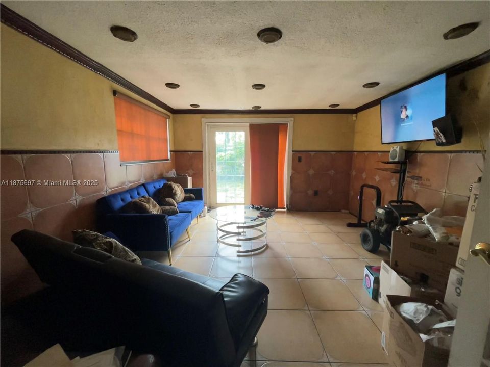 Под контрактом: $449,999 (5 спален, 3 ванн, 2318 Квадратных фут)