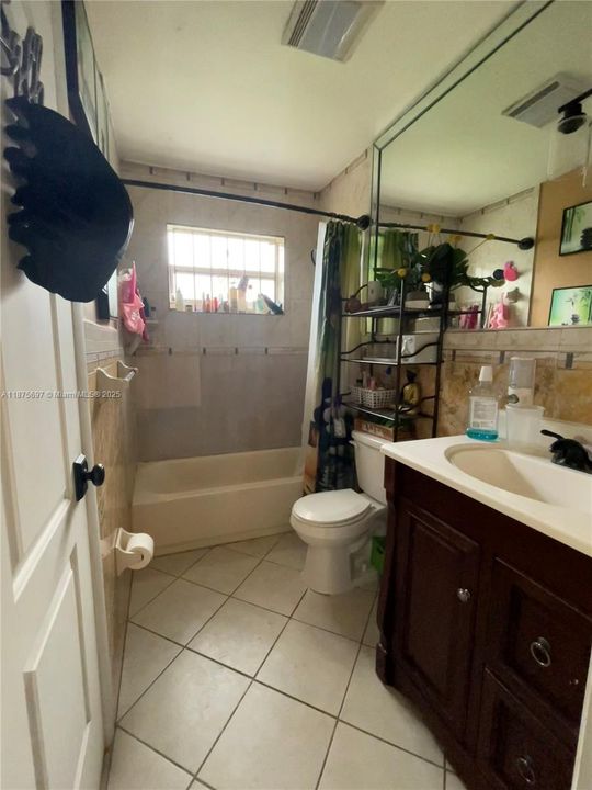 Под контрактом: $449,999 (5 спален, 3 ванн, 2318 Квадратных фут)