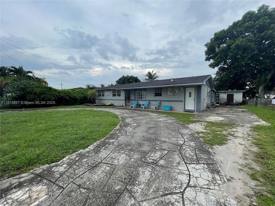 Под контрактом: $449,999 (5 спален, 3 ванн, 2318 Квадратных фут)