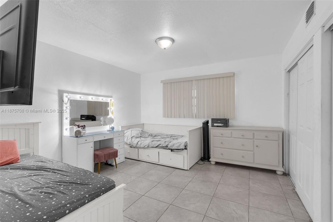 Activo con contrato: $242,900 (2 camas, 2 baños, 1000 Pies cuadrados)