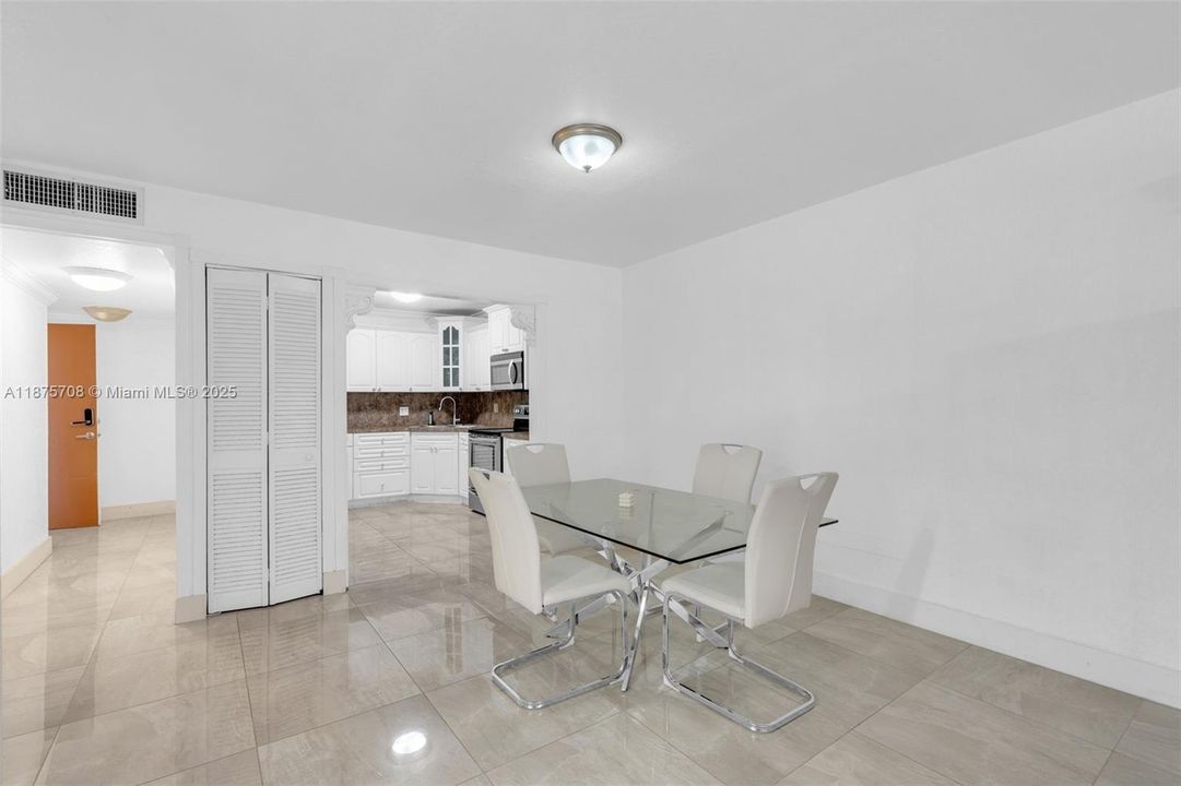 Activo con contrato: $242,900 (2 camas, 2 baños, 1000 Pies cuadrados)