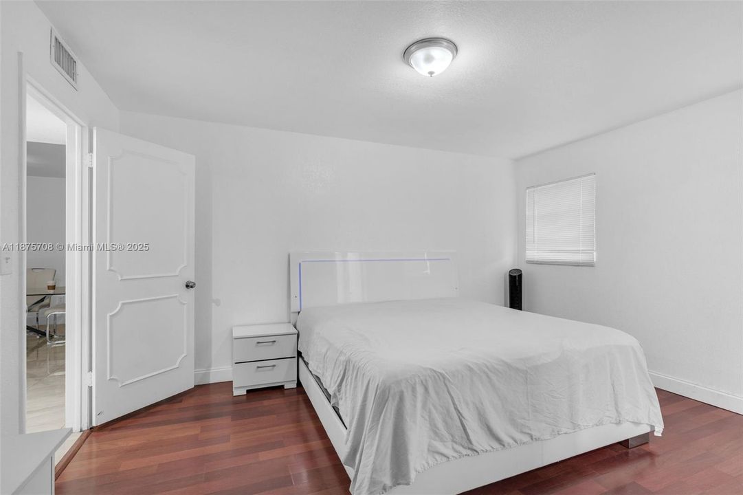 Activo con contrato: $242,900 (2 camas, 2 baños, 1000 Pies cuadrados)