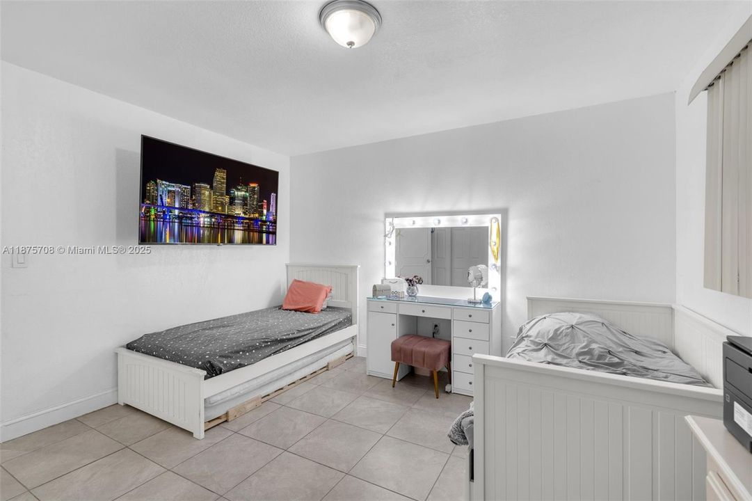 Activo con contrato: $242,900 (2 camas, 2 baños, 1000 Pies cuadrados)