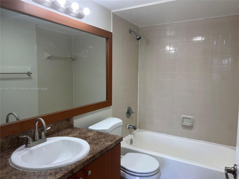 Activo con contrato: $314,900 (2 camas, 2 baños, 992 Pies cuadrados)