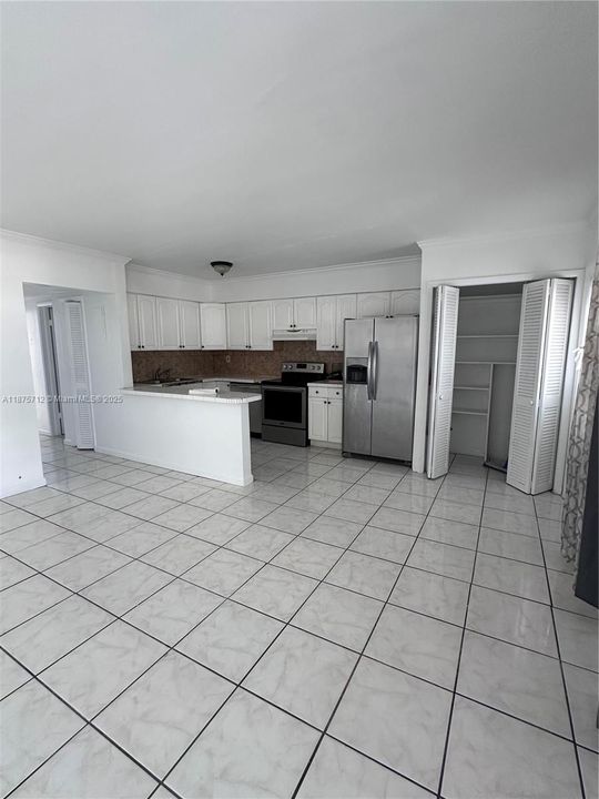 合同活跃: $1,500 (2 贝兹, 1 浴室, 800 平方英尺)