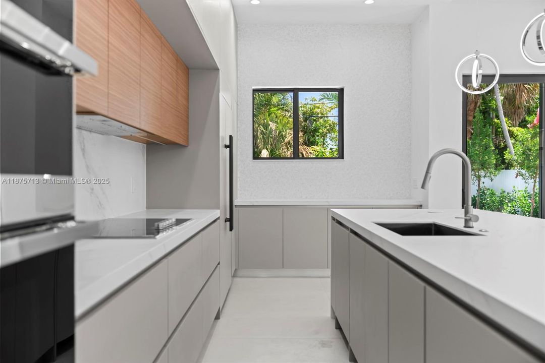 Recently Rented: $8,750 (3 beds, 3 baths, 2330 Square Feet)