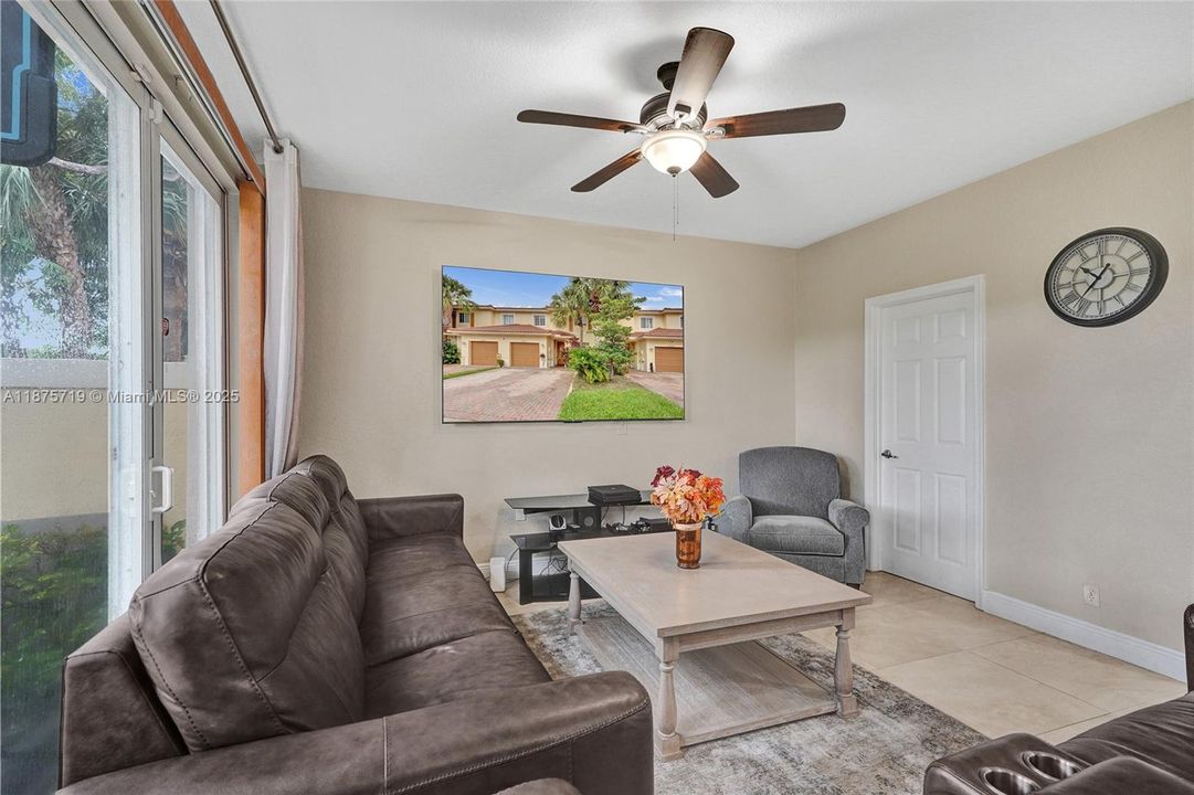 For Rent: $3,000 (3 beds, 3 baths, 1514 Square Feet)