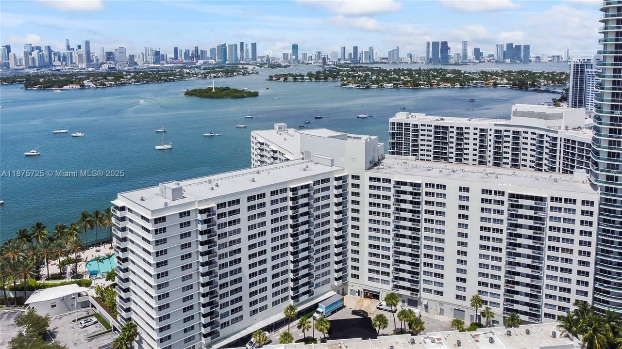 For Sale: $374,900 (1 beds, 1 baths, 729 Square Feet)