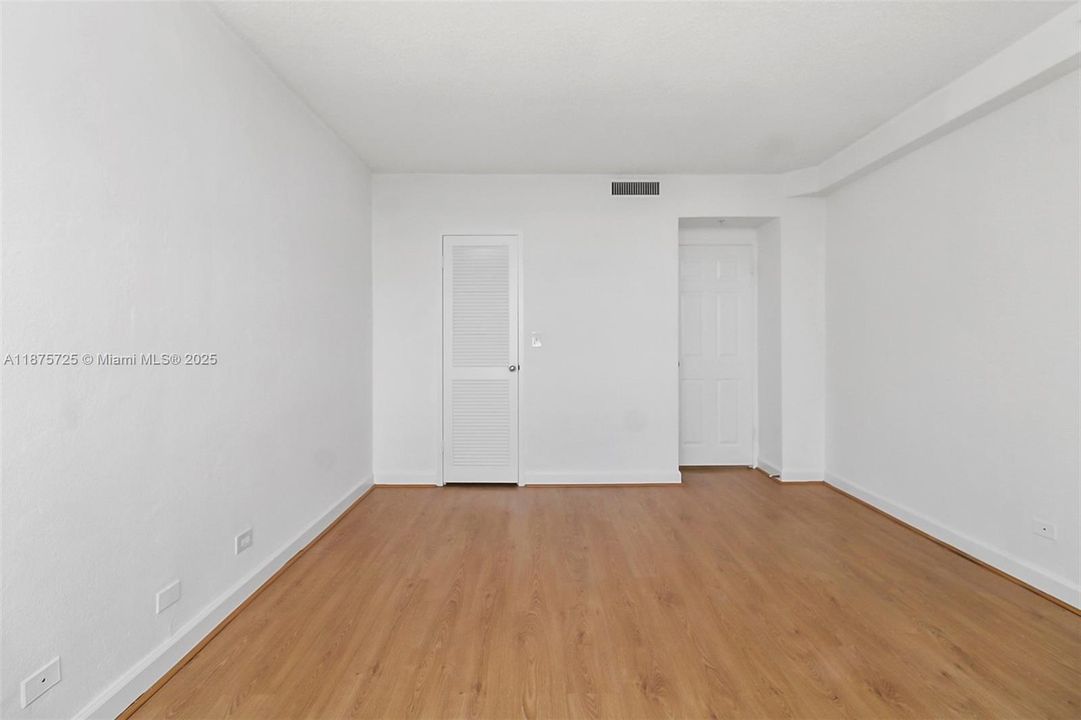 For Sale: $374,900 (1 beds, 1 baths, 729 Square Feet)