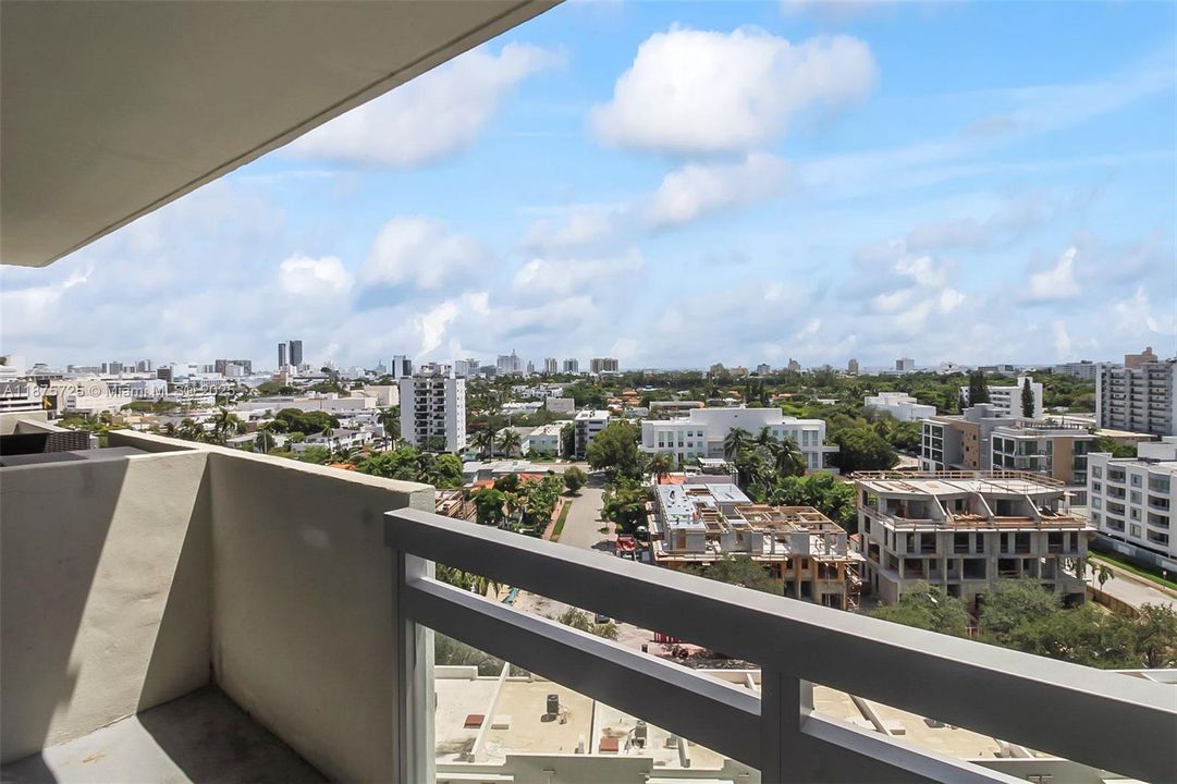 For Sale: $374,900 (1 beds, 1 baths, 729 Square Feet)