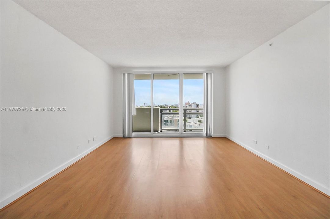For Sale: $374,900 (1 beds, 1 baths, 729 Square Feet)