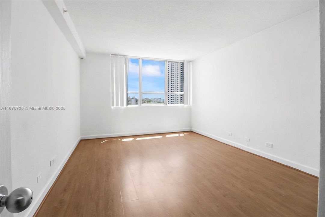 For Sale: $374,900 (1 beds, 1 baths, 729 Square Feet)