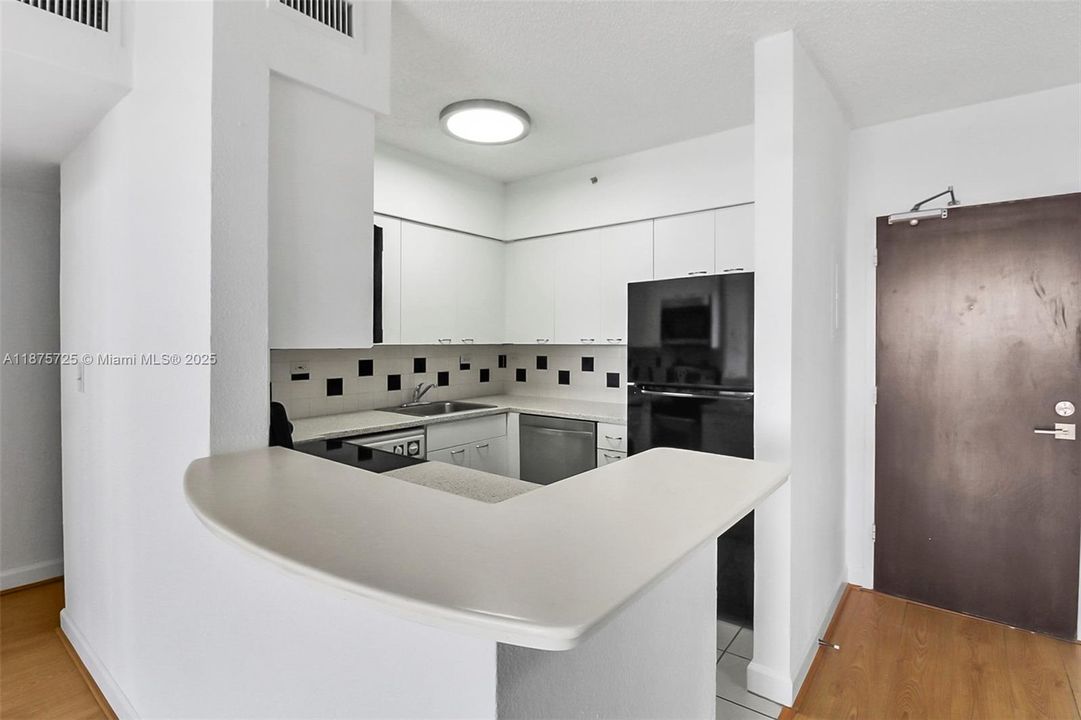 For Sale: $374,900 (1 beds, 1 baths, 729 Square Feet)