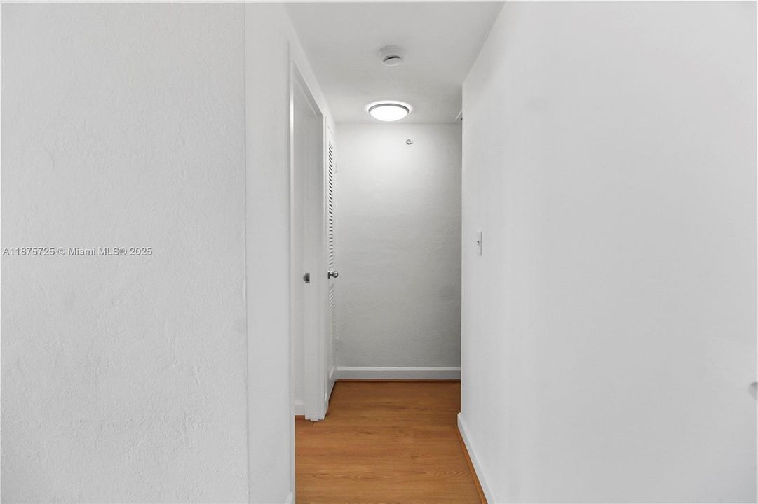 For Sale: $374,900 (1 beds, 1 baths, 729 Square Feet)