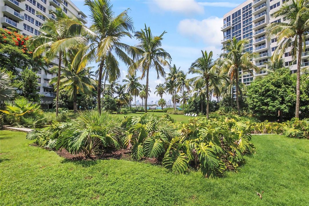 For Sale: $374,900 (1 beds, 1 baths, 729 Square Feet)