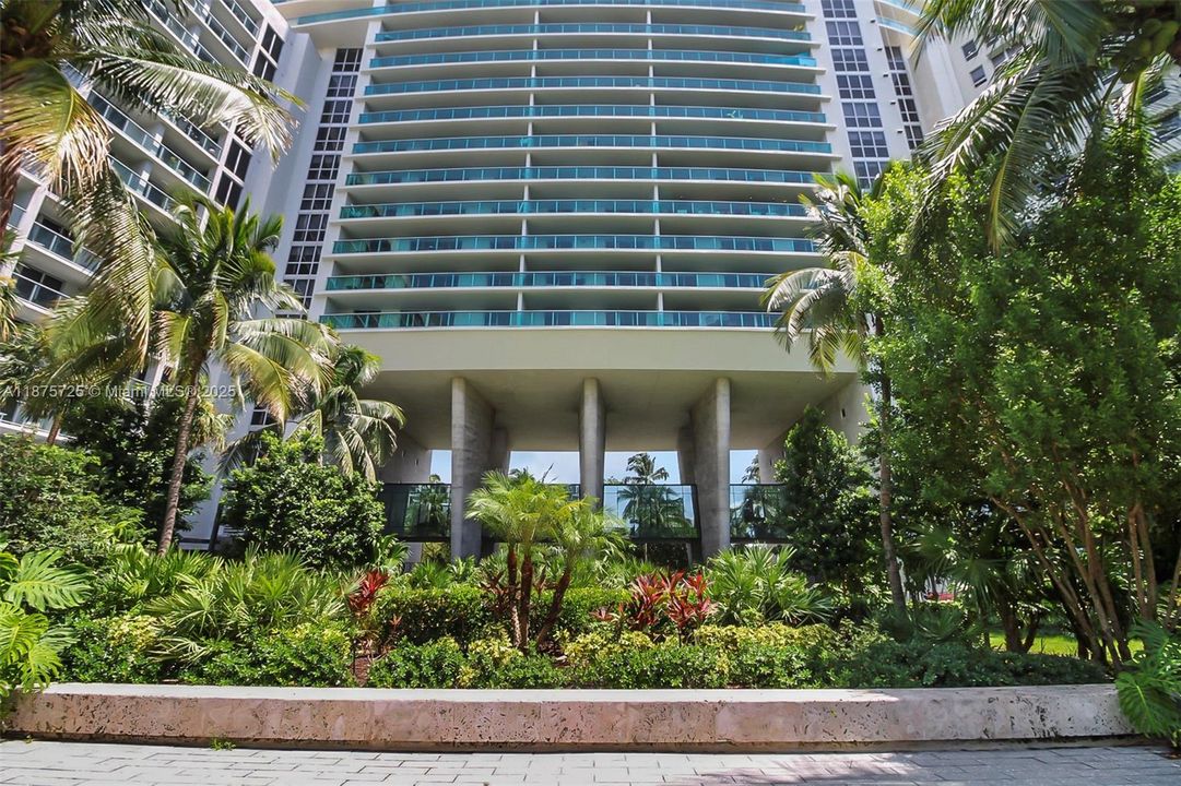 For Sale: $374,900 (1 beds, 1 baths, 729 Square Feet)