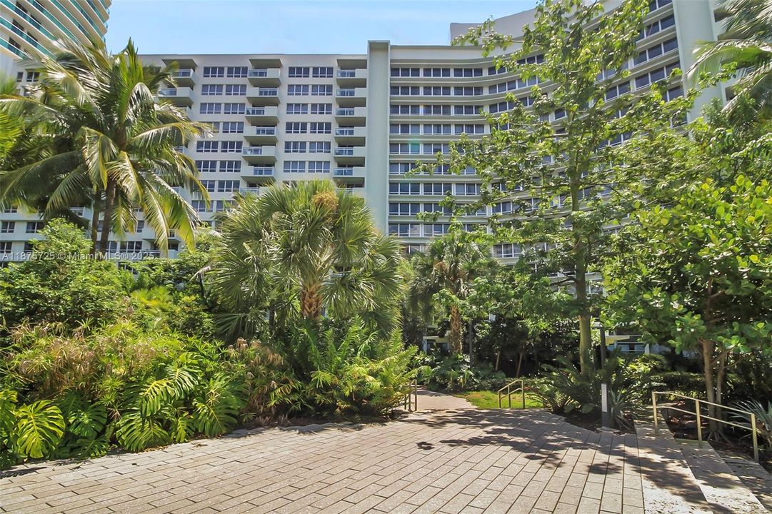 For Sale: $374,900 (1 beds, 1 baths, 729 Square Feet)