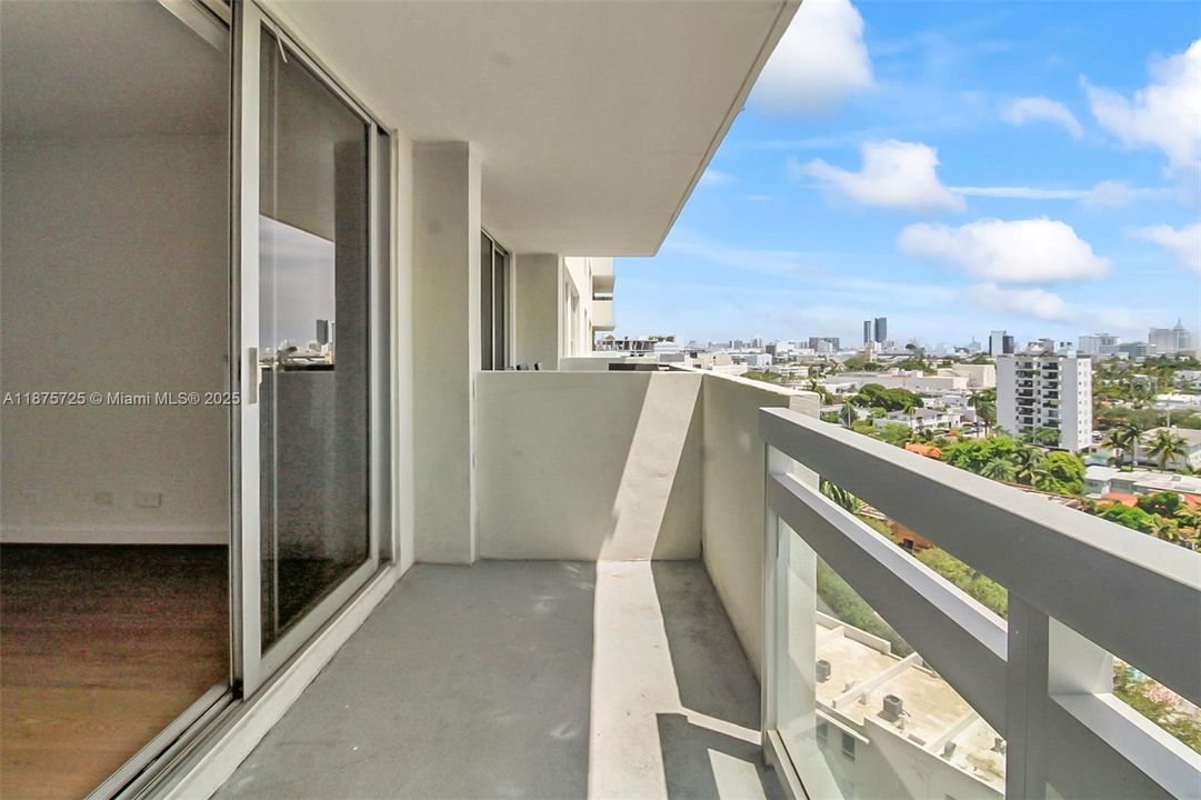 For Sale: $374,900 (1 beds, 1 baths, 729 Square Feet)