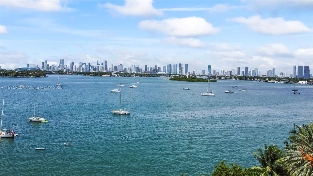 For Sale: $374,900 (1 beds, 1 baths, 729 Square Feet)