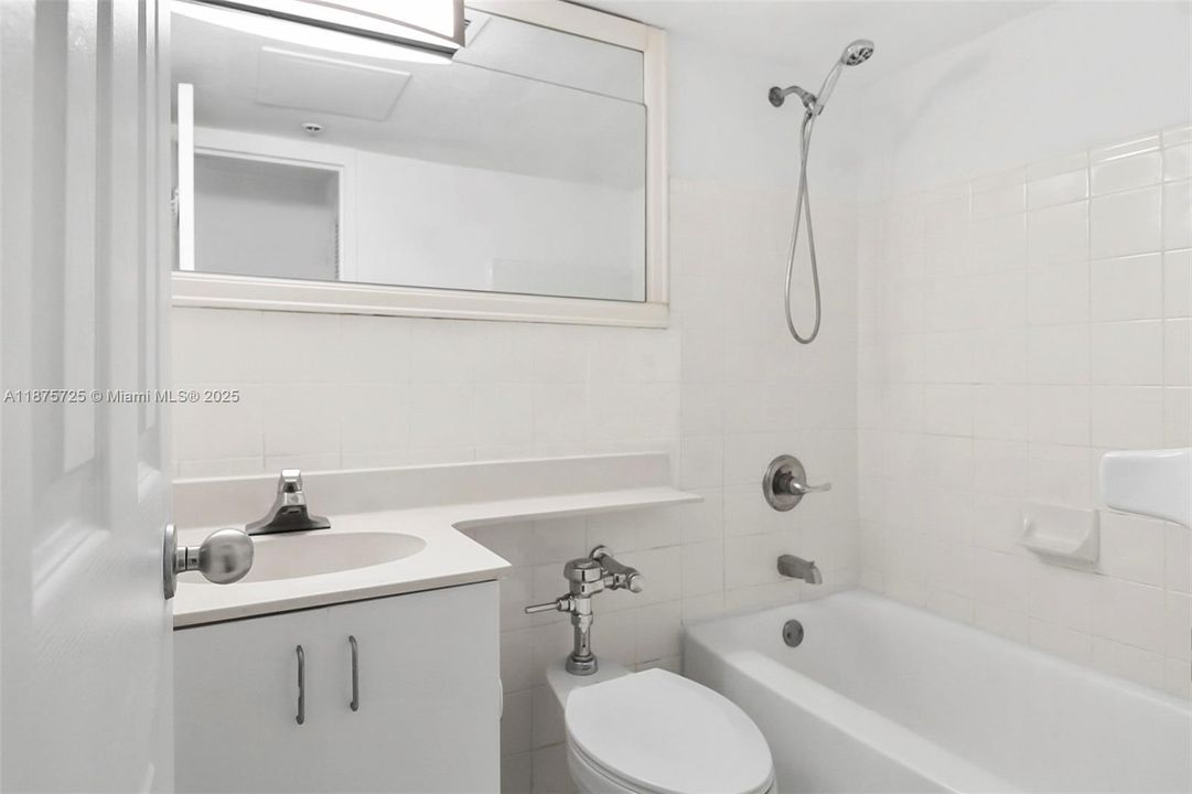 For Sale: $374,900 (1 beds, 1 baths, 729 Square Feet)