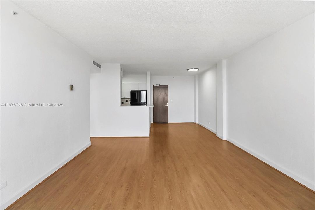 For Sale: $374,900 (1 beds, 1 baths, 729 Square Feet)