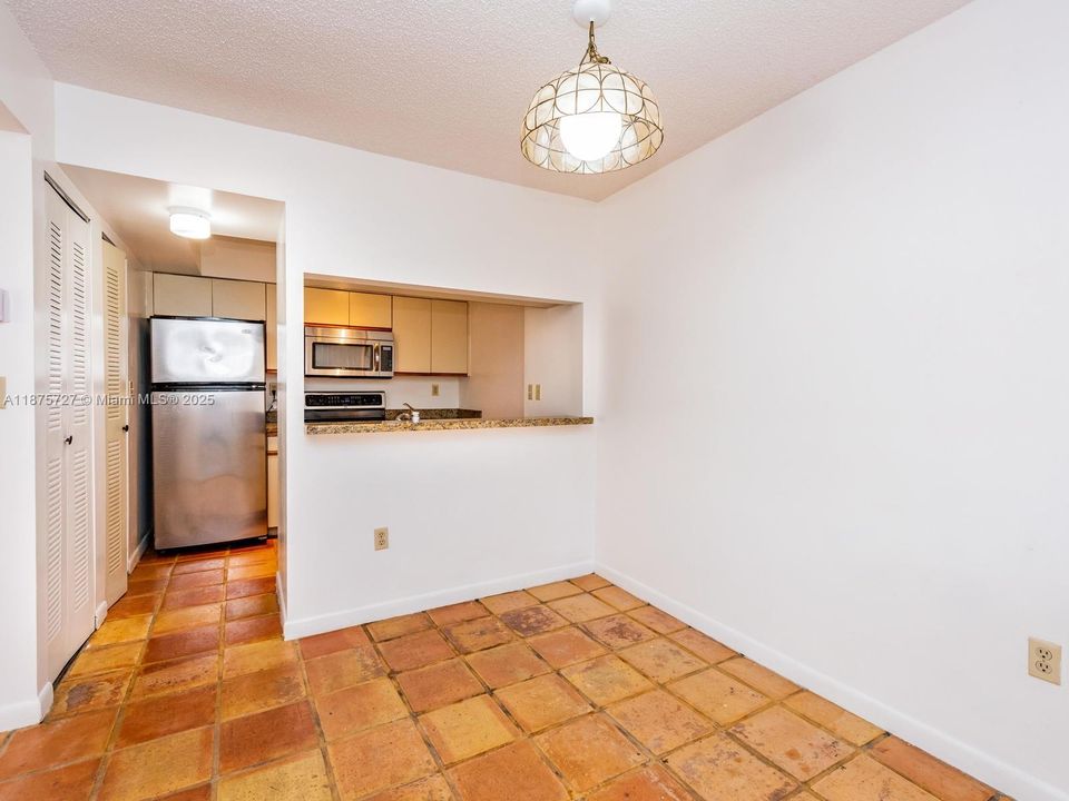 待售: $355,000 (2 贝兹, 2 浴室, 1240 平方英尺)