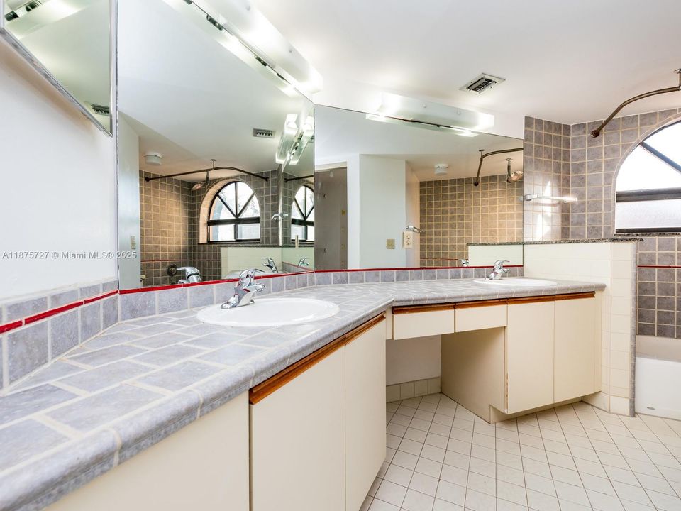 待售: $355,000 (2 贝兹, 2 浴室, 1240 平方英尺)