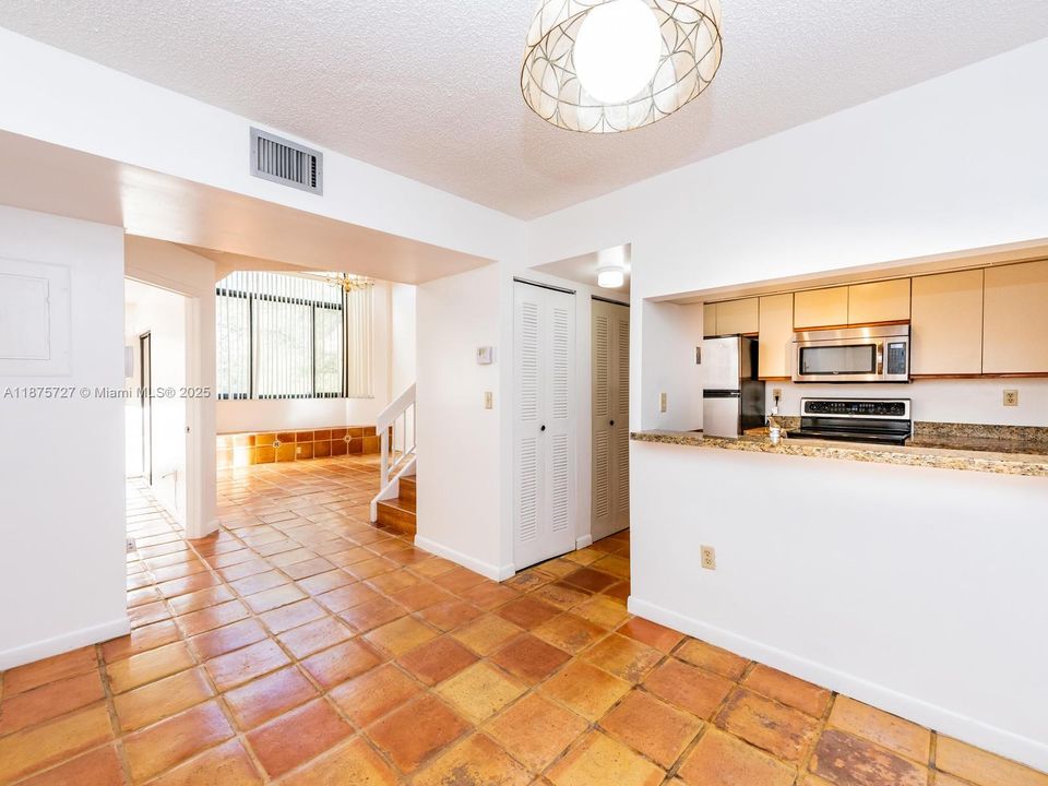 待售: $355,000 (2 贝兹, 2 浴室, 1240 平方英尺)