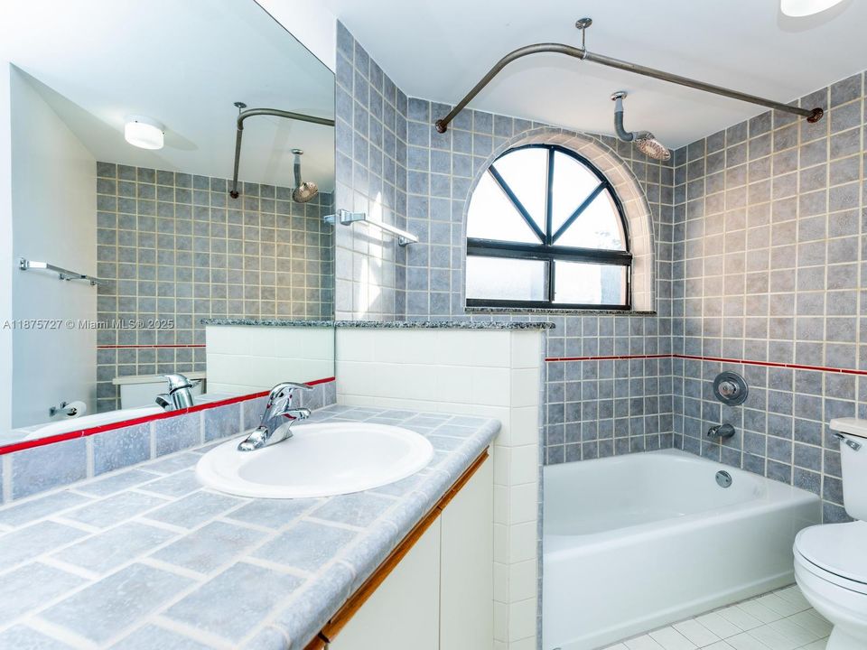 待售: $355,000 (2 贝兹, 2 浴室, 1240 平方英尺)