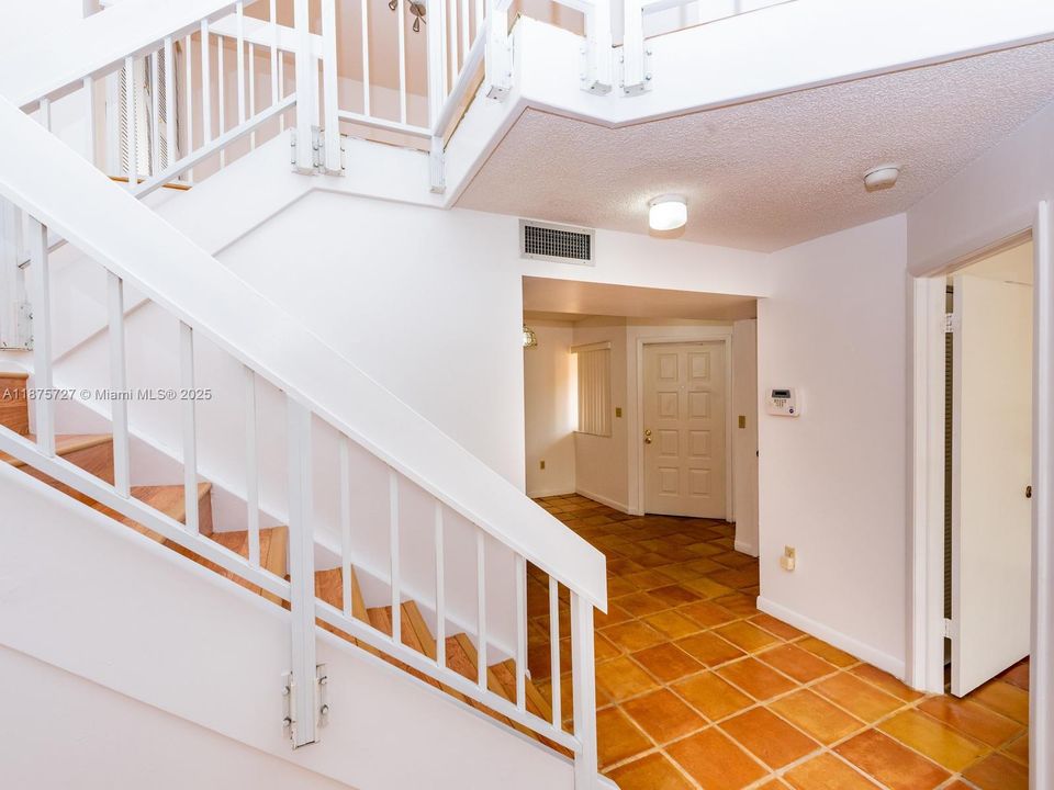 待售: $355,000 (2 贝兹, 2 浴室, 1240 平方英尺)